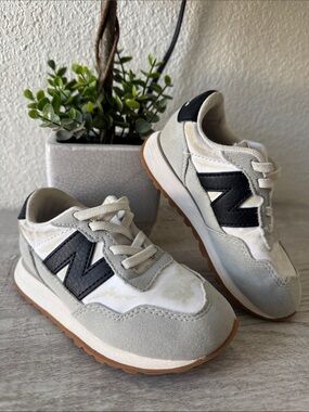 New Balance Kids Gray, White & Black Retro-Style Sneakers size 9c